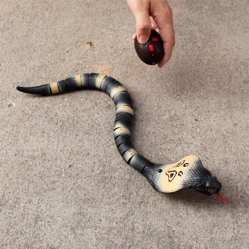 RC Snake Realistic Snake Toys Infrared Receiver Electric Simulated Animal Cobra Viper Toy Joke Trick Mischief For Kids Halloween